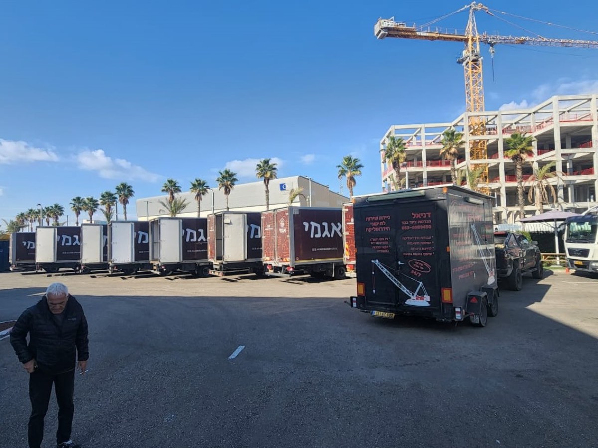 ניידת השירות של דניאל הנדסת ציוד כבד בעבודה בשטח