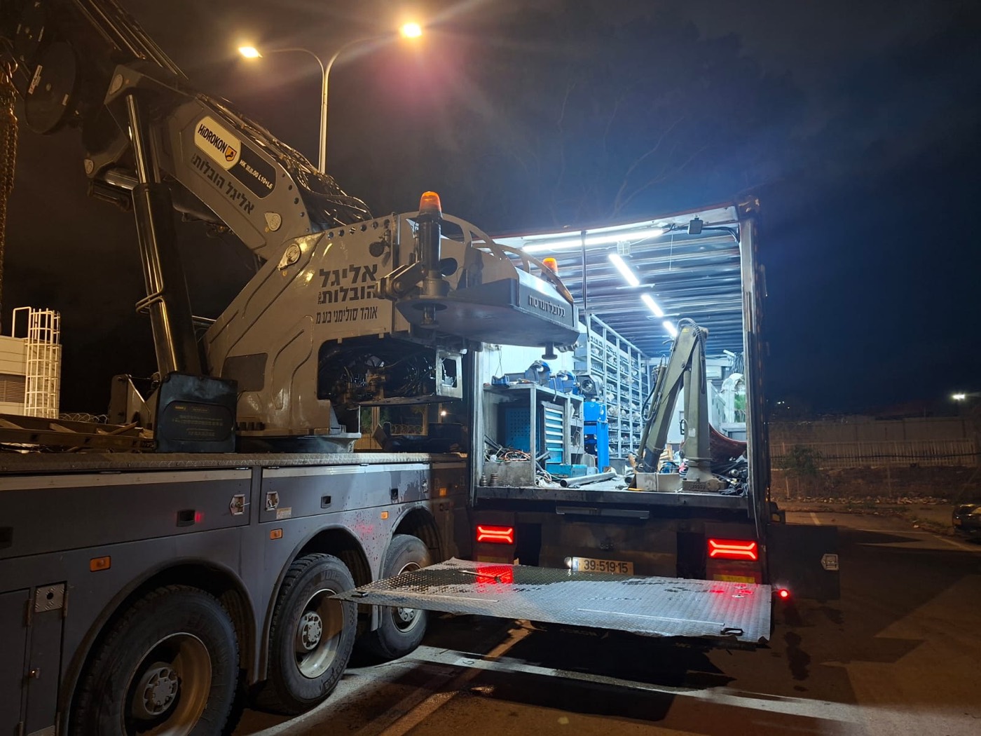 פנים ניידת השירות של דניאל עם ציוד וחלפים בזמן תיקון בשטח